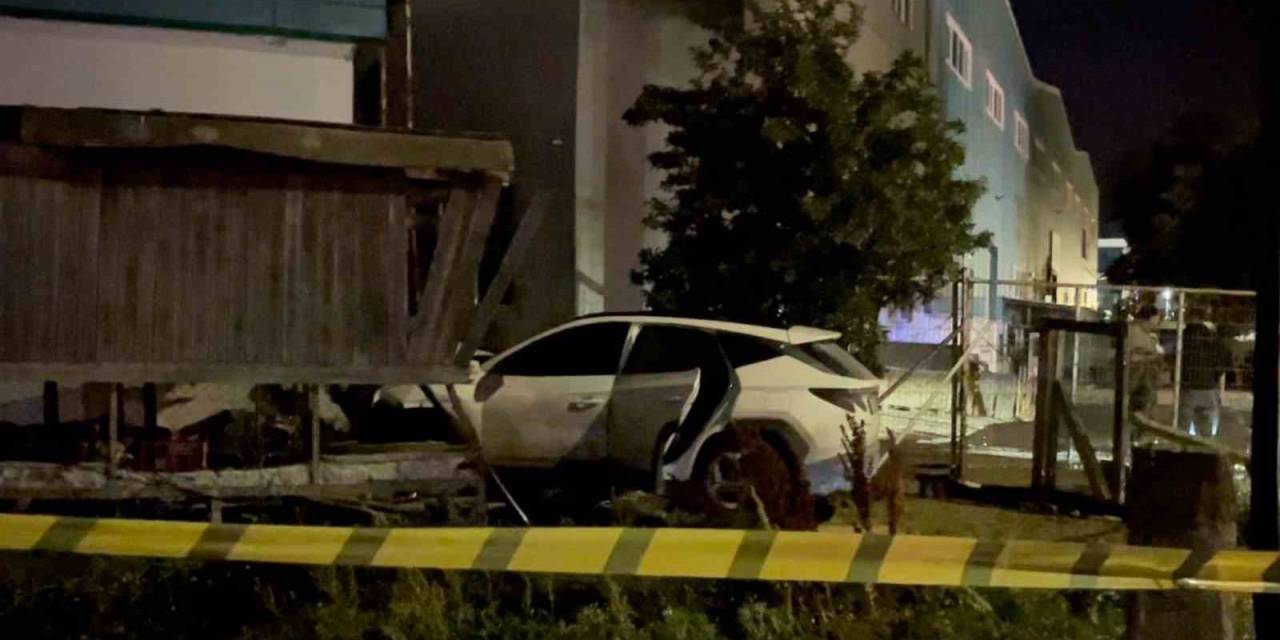 Fabrikanın Bekçi Kulübesine Çarpan Araçtaki 2 Kişi Yaralandı