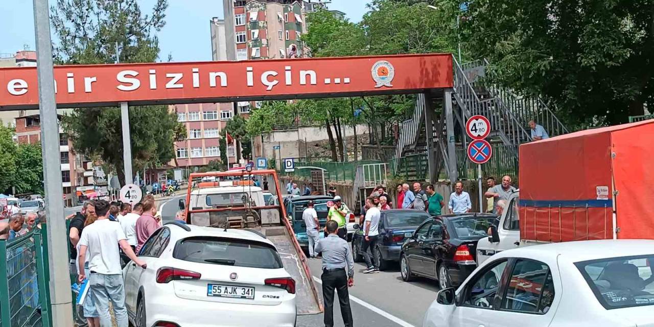 Otomobil Dolmuşa Çarptı: 3 Yaralı