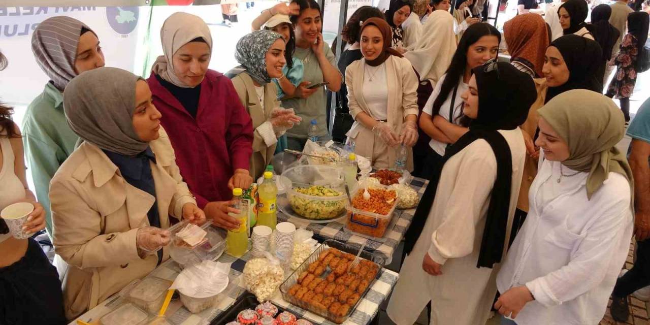 Akademisyen Ve Öğrenciler Gazze Yararına ’hayır Çarşısı’ Kurdu