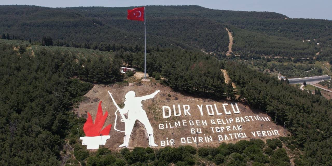 Çanakkale’nin Simgesi ’dur Yolcu’ Yazısının Türk Bayrağı Ve Direği Yenilendi