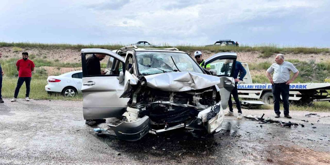 Sivas’ta İki Otomobil Kafa Kafaya Çarpıştı: 5 Yaralı