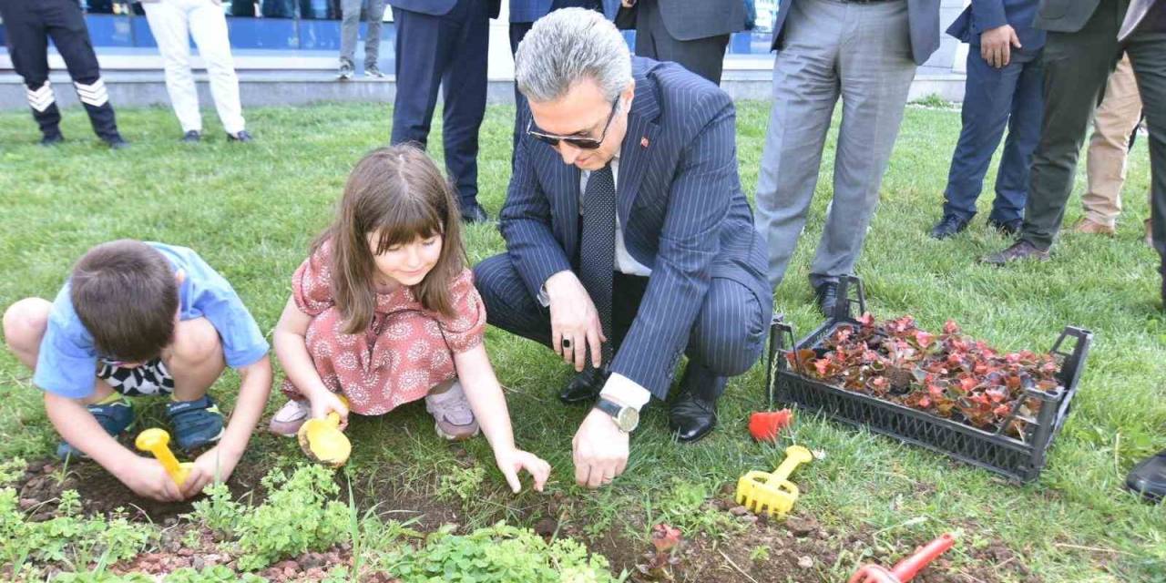 Başsavcı Zafer Koç, Anadolu Adliyesi Bahçesinde Çocuklarla Ağaç Dikti