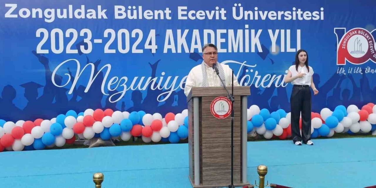 Devrek’te Üniversite Öğrencileri Mezuniyetlerini Kep Atarak Kutladılar