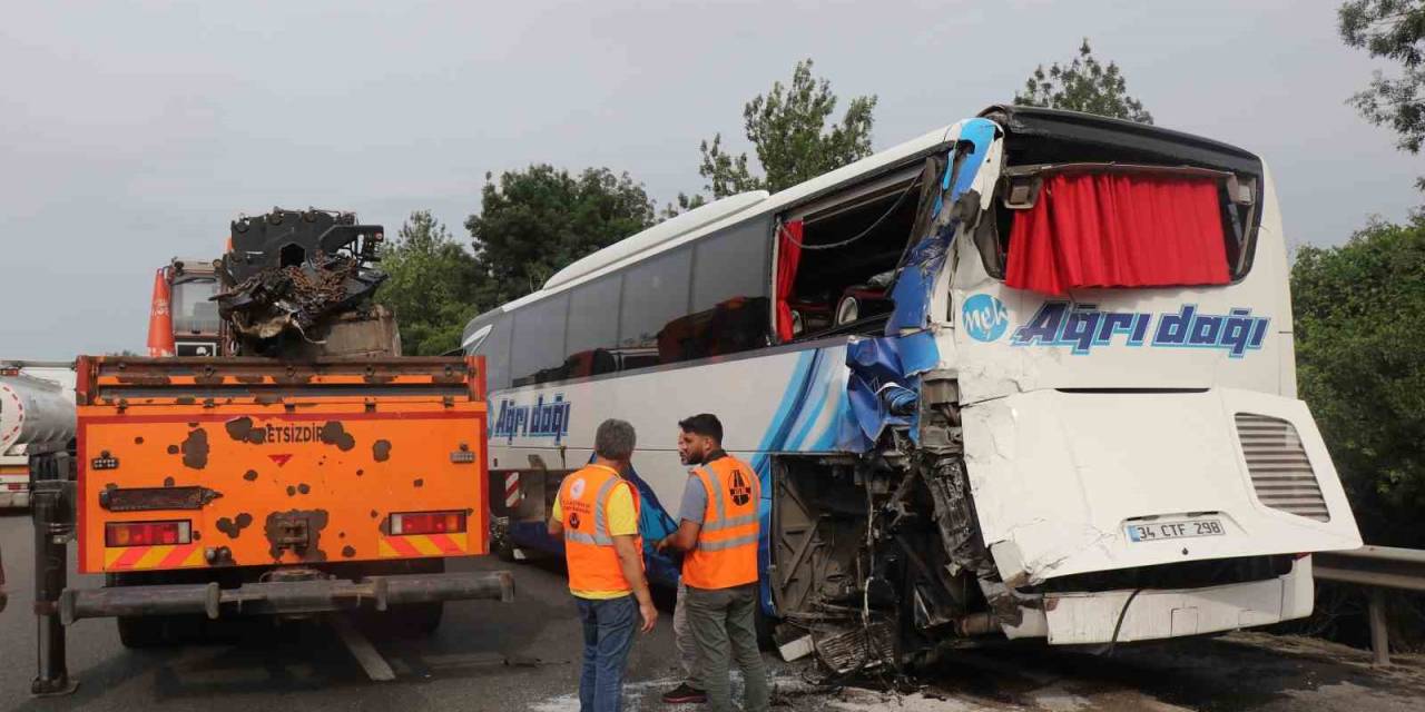 Emniyet Şeridinde Park Halindeki Yolcu Otobüsüne Tır Çarptı: 3 Yaralı