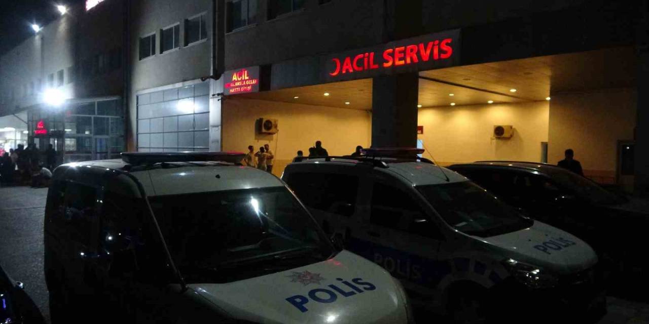 Tartıştıkları Mahalle Muhtarını Silahla İki Bacağında Vurdular