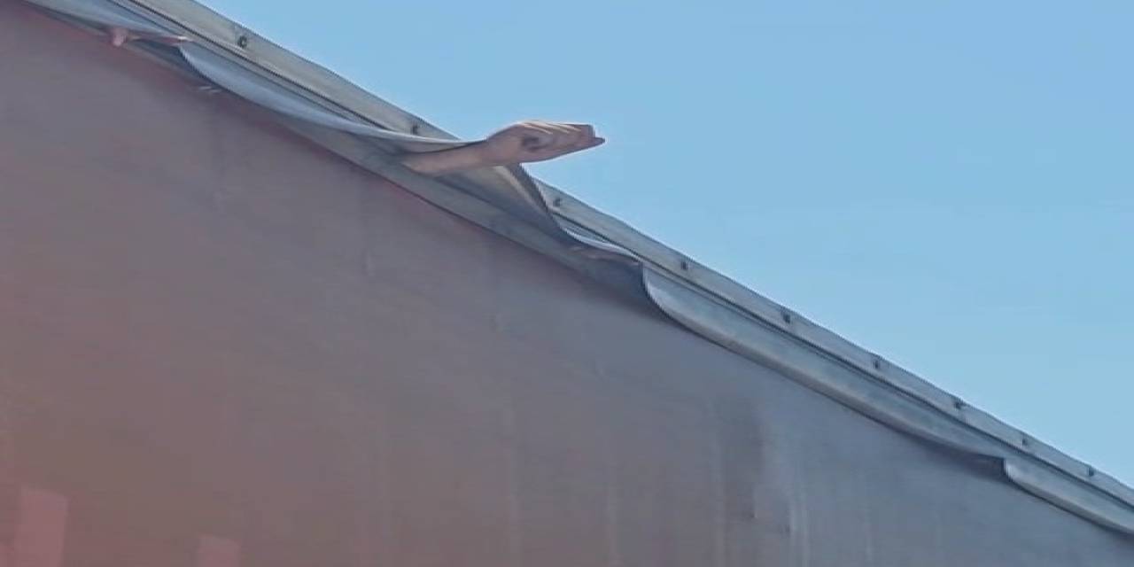 Tırdan Sarkan Kolu Fark Eden Sürücü Faciayı Önledi