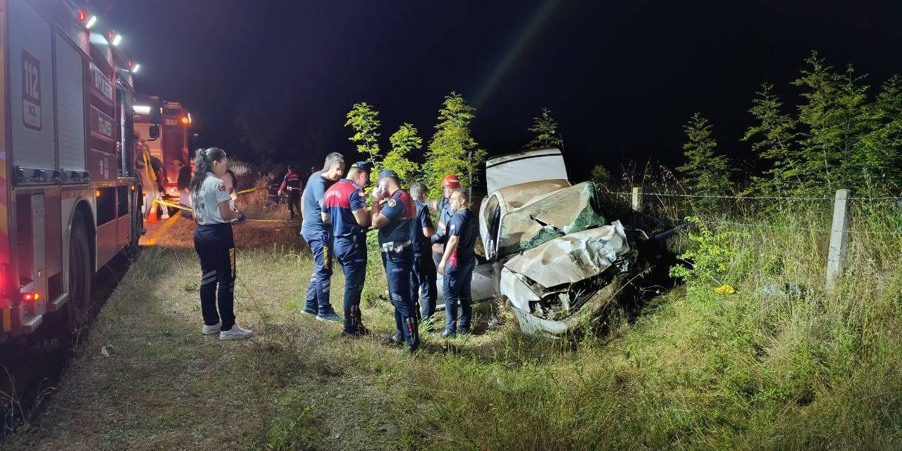 Sakarya’da Kontrolden Çıkan Otomobil Taklalar Atarak Hurdaya Döndü: 1 Ölü, 1 Yaralı
