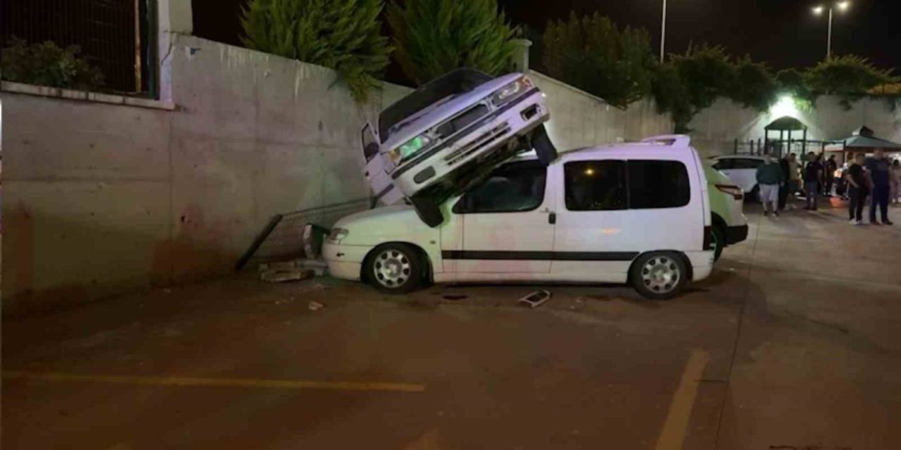 Alkollü Sürücü Dehşeti: Otomobiliyle Araçların Üzerine Düştü