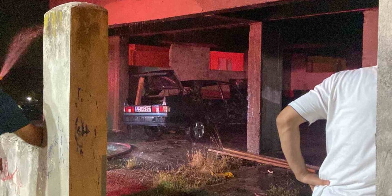 Yanan Otomobilden Geriye İskeleti Kaldı