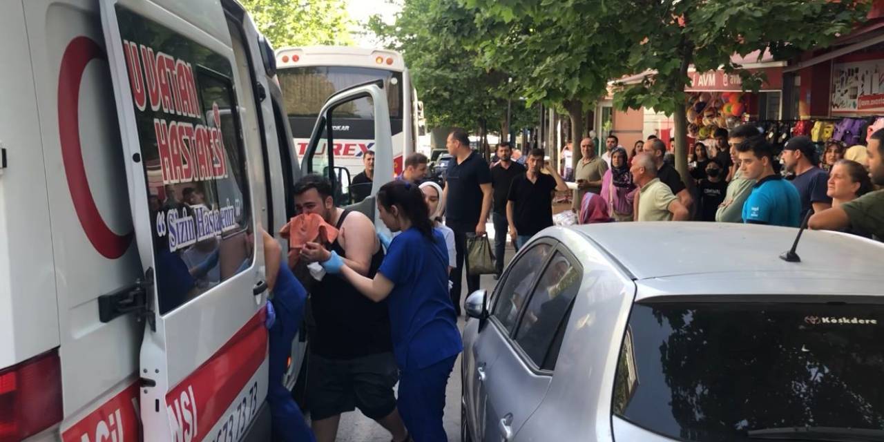 Yere Çöp Attı Diye Uyardığı Kişiyle Girdiği Kavgada Bıçaklandı... O Anlar Kamerada