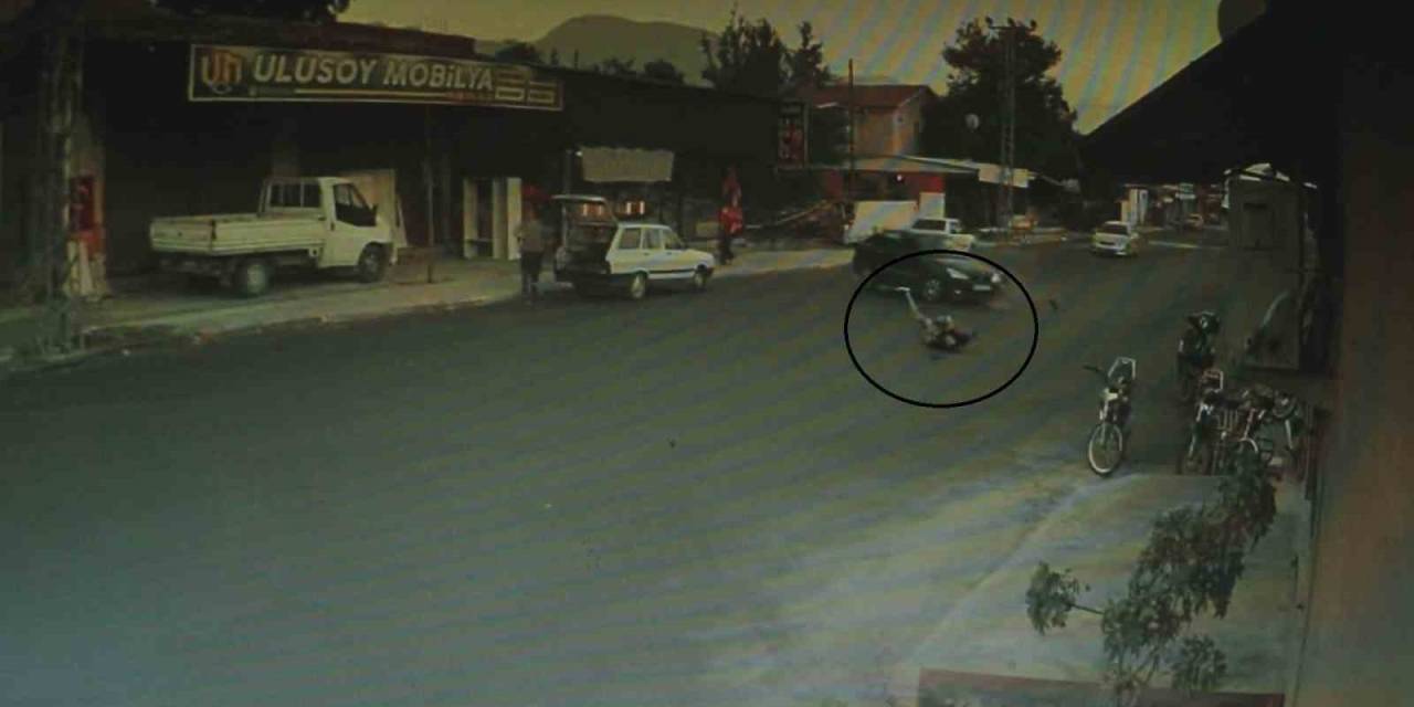 Otomobile Ok Gibi Saplanan Motosikletin Sürücüsünün Havaya Uçtuğu Feci Kaza Kamerada