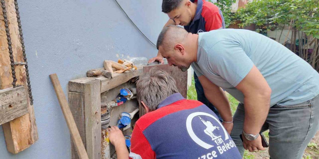 Belediye Ekipleri Su Sayaçlarını Kontrol Ediyor