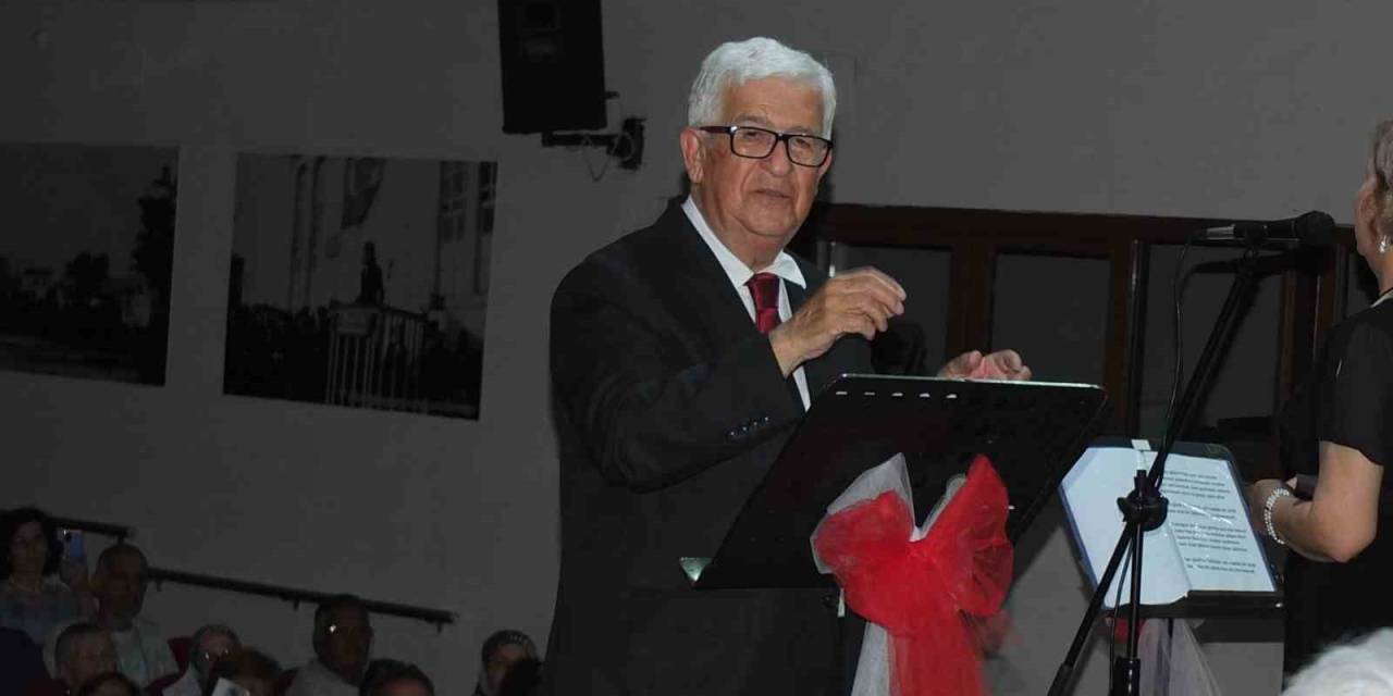 Balıkesir’de 80 Yaşındaki Emekli Müsteşar Koro Şefliği Yapıyor