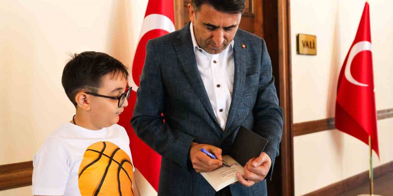 Minik Kitap Kurdu 4 Yılda 5 Bin 10 Kitap Okudu