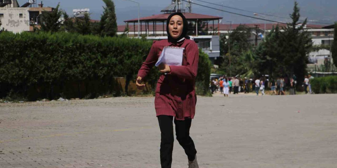 Deprem Bölgesinde 40 Derece Sıcakta Yks Heyecanı, Sınava Geç Kalanlar Koşu Maratonunda Ter Döktü