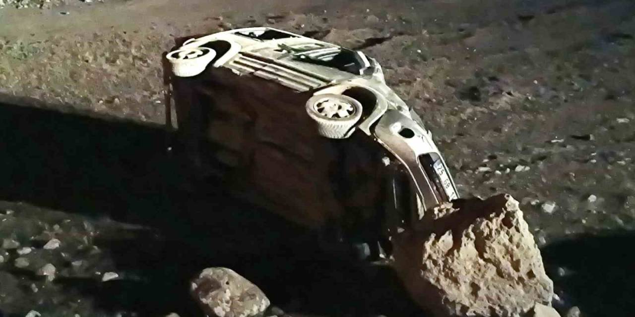 Tunceli’de Araç Şarampole Yuvarlandı: 2 Yaralı