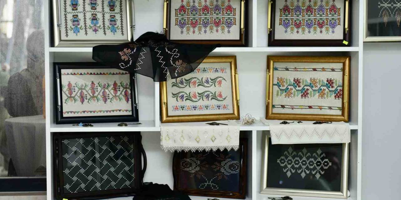 Esenyurt Belediyesi Tarafından Kadınların Kendi Elleriyle Ürettiği Ürünler Sergilendi