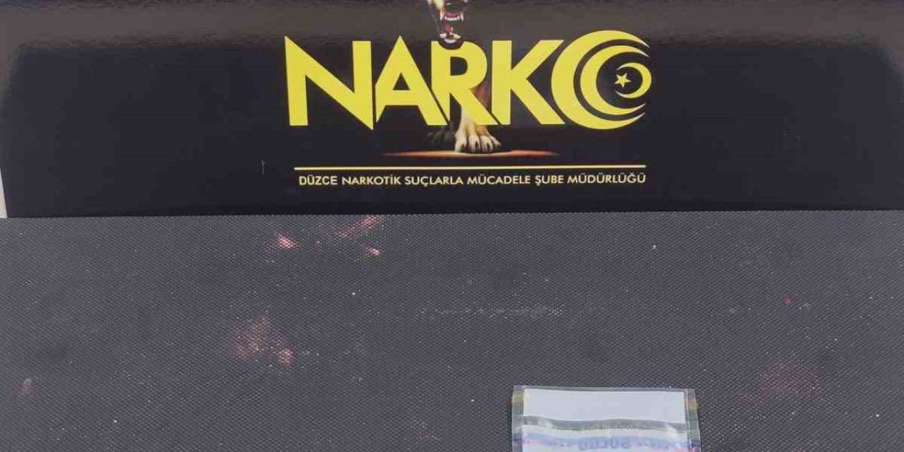 Dur İhbarına Uymadılar Araçlarındaki Uyuşturucu Atıp Kaçmaya Çalıştılar