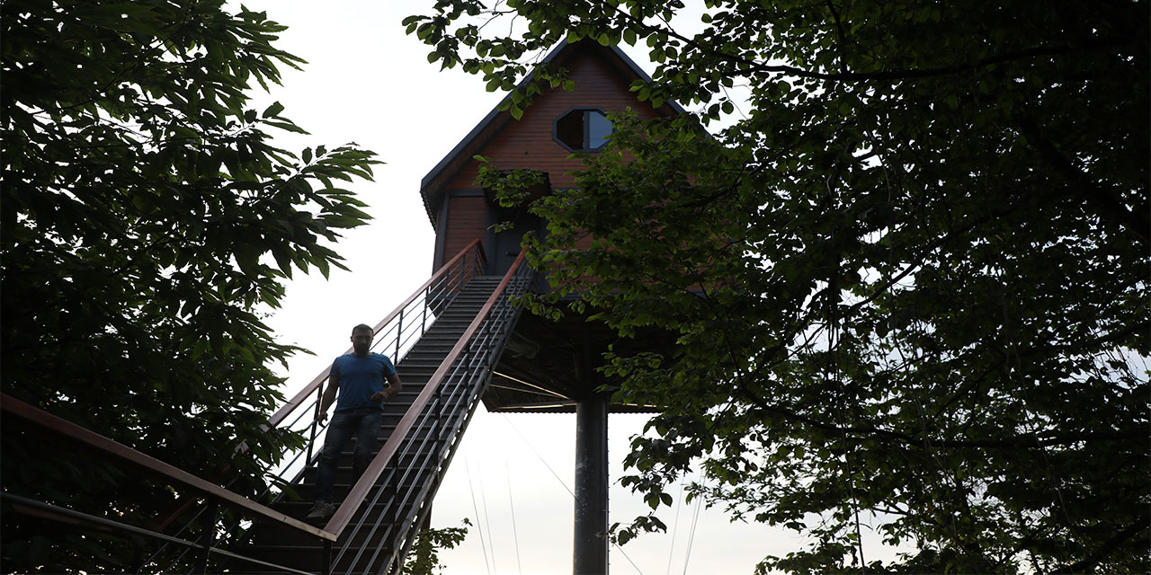 Rize'de kaportacı 12 metrelik demir direğin üzerine 70 metrekarelik ev yaptı