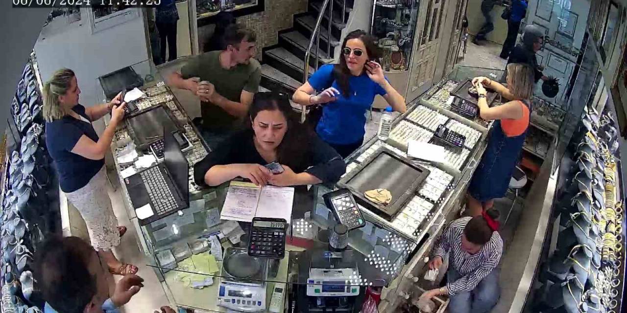 Kuyumcuda İncelediği 300 Bin Liralık Bilezikleri Bir Anda Alıp Kaçtı: O Anlar Kamerada