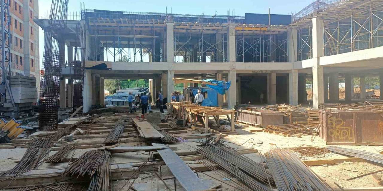 Sınav Saatinde Bir İnşaatta 100 İşçi Aynı Ayda Çalışırken, Zabıtaya Güçlük Çıkardılar