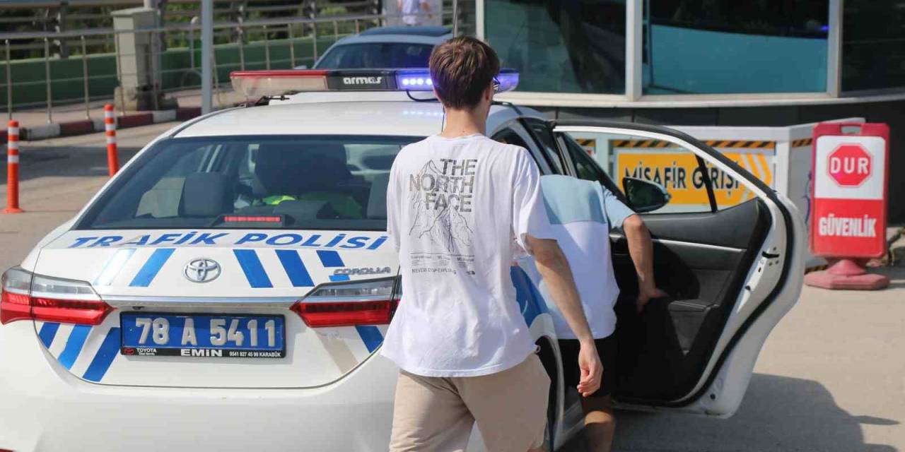 Yks İçin 800 Kilometre Yol Geldiler, Yanlış Okula Gelen 2 Öğrencinin Yardımına Polis Yetişti