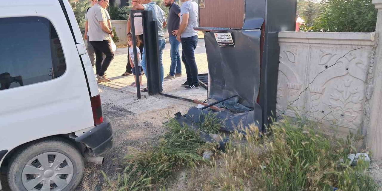 Kontrolden Çıkan Hafif Ticari Aracın Duvara Çarpma Anı Kameraya Yansıdı