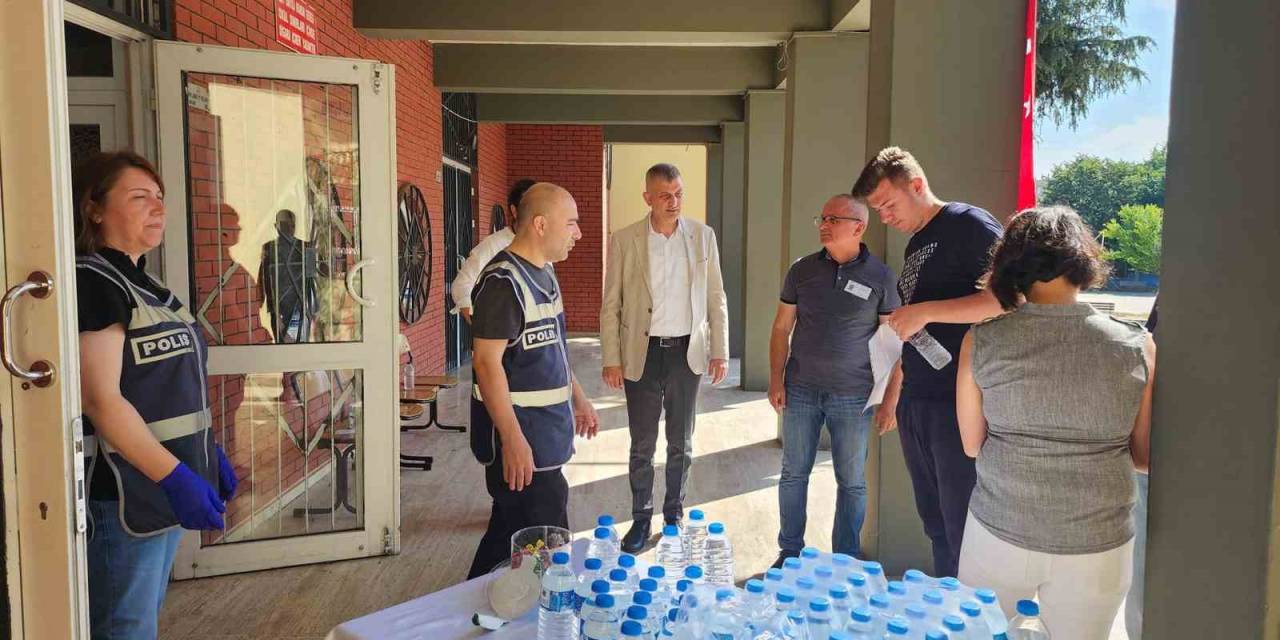 Ekipler Olumsuzluğa Karşı Okul Çevresinde Önlem Alıyor