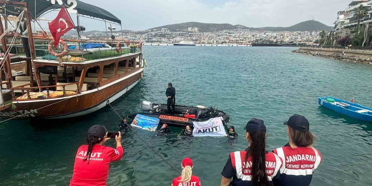 Kuşadası Denizinde Dip Temizliği Yapıldı