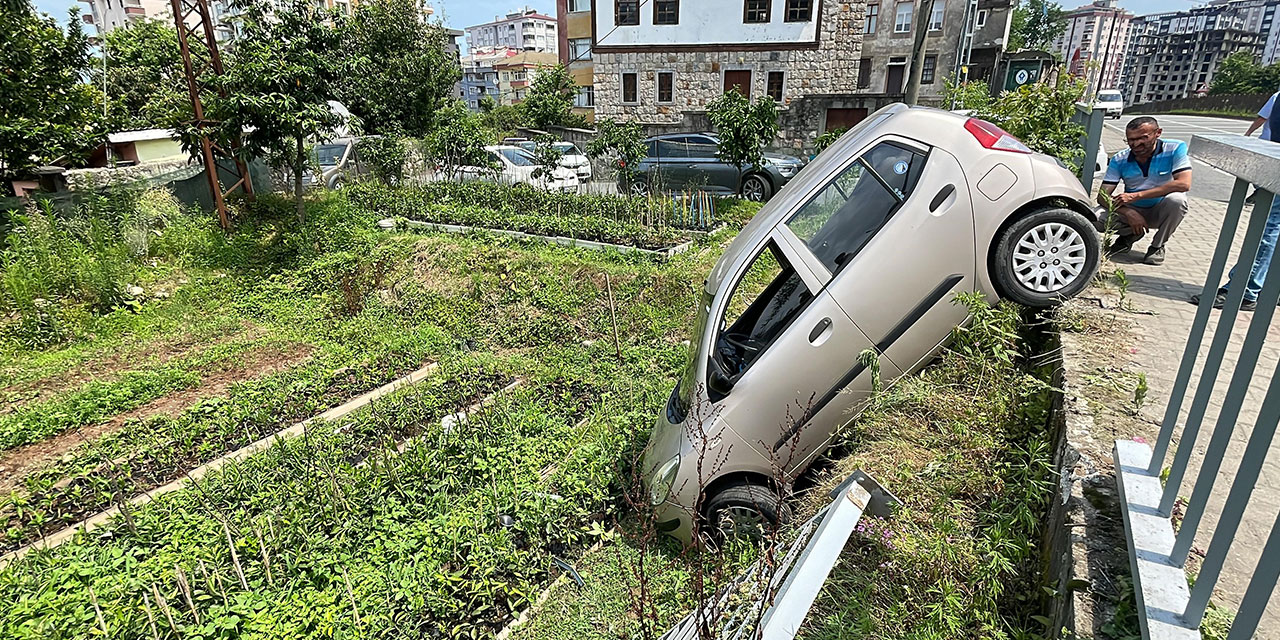 Rize'de bariyerleri aşarak bahçe ile kaldırım arasında asılı kaldı