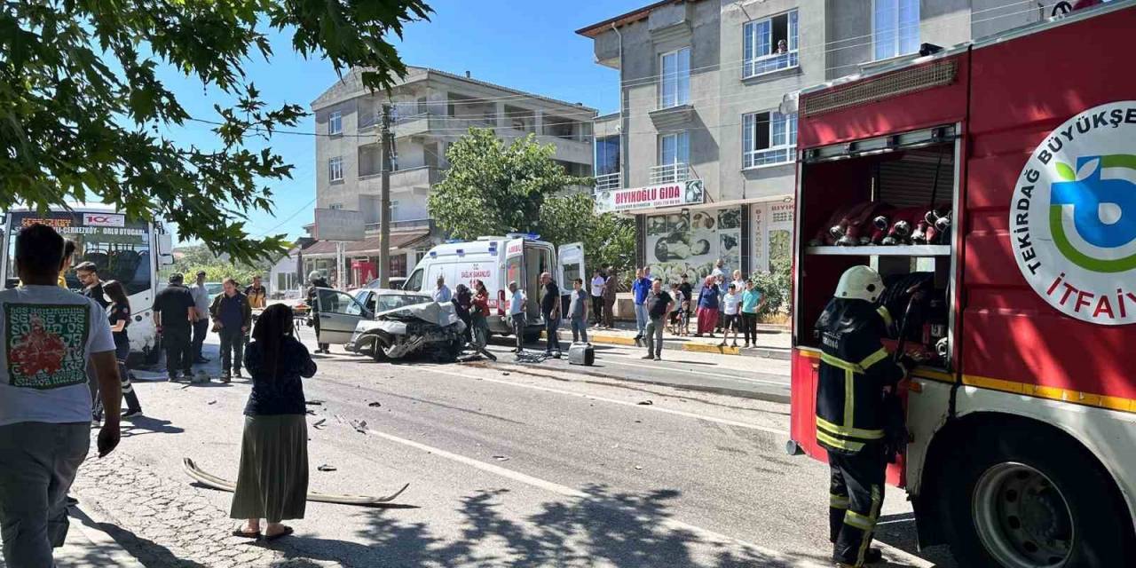 Otomobil İle Yolcu Minibüsü Çarpıştı: 5 Yaralı