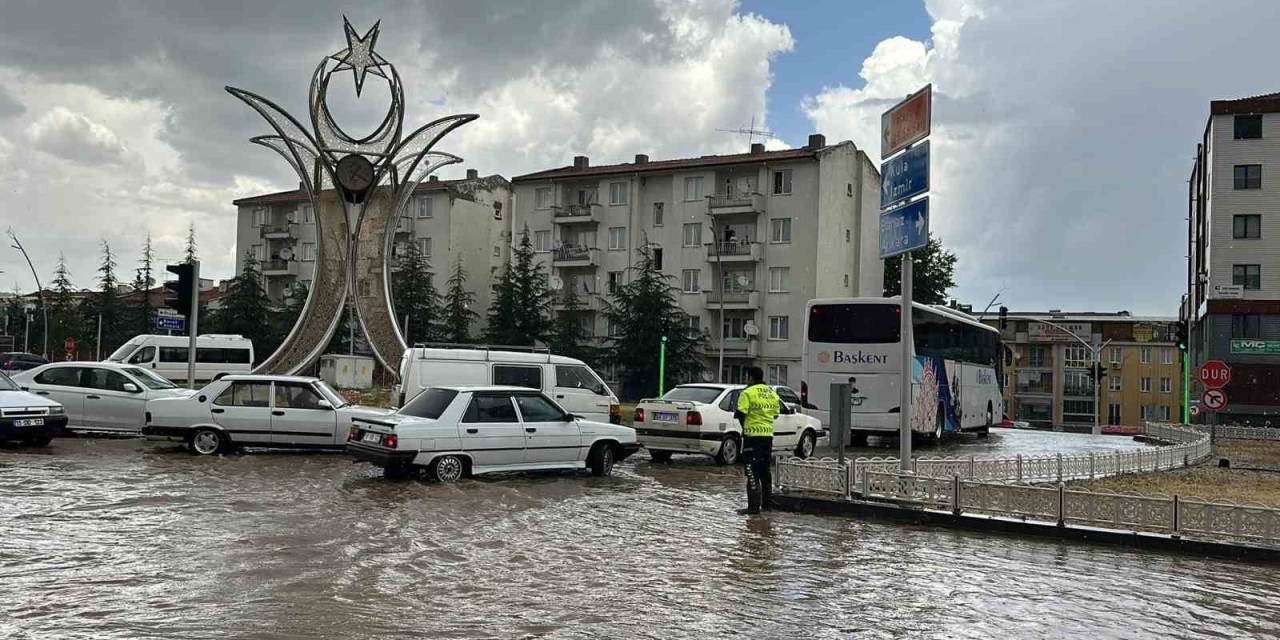 Uşak’ta Yağmur Ve Dolu Yolları Göle Çevirdi