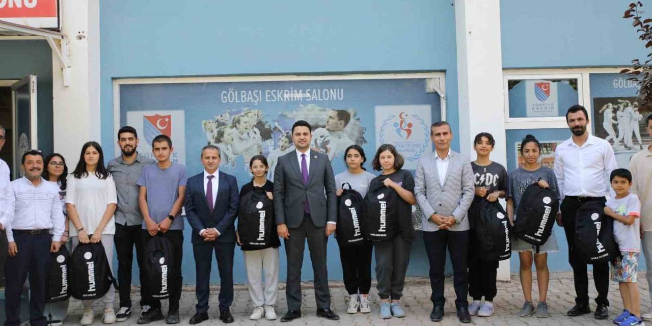 Gölbaşı’nda Eskrim Sporcularına Malzeme Desteği