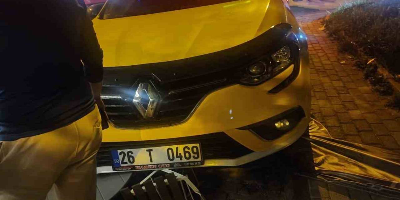 Sürücü El Frenini Çekmediği Taksisinin Altında Kaldı