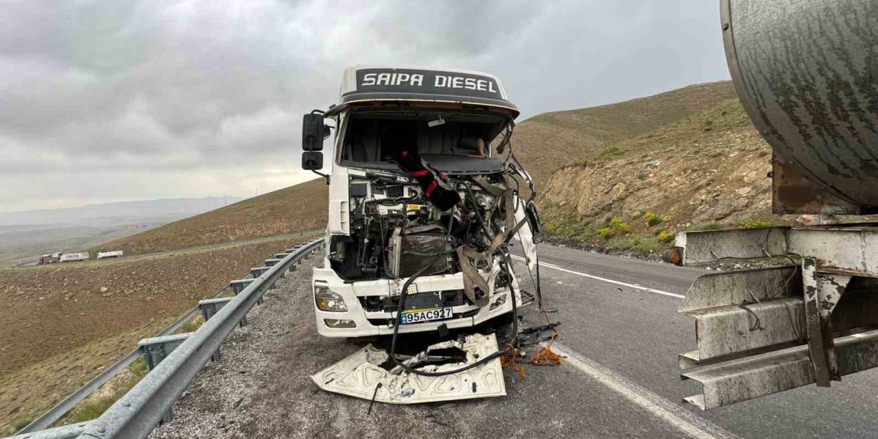 Başkale’de 2 Tır Kafa Kafaya Çarpıştı: 2 Yaralı