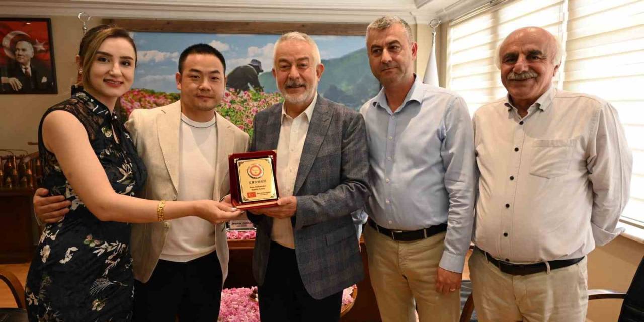 Çinli Fenomen Canlı Yayında Isparta Gülünü Tanıttı