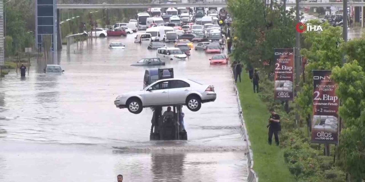 Ankara’da D140 Karayolunda Çok Sayıda Araç Sular Altında Kaldı
