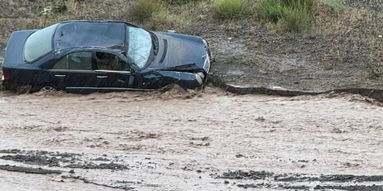 Polatlı’da Sele Kapılan Bir Otomobil Tarlaya Sürüklendi