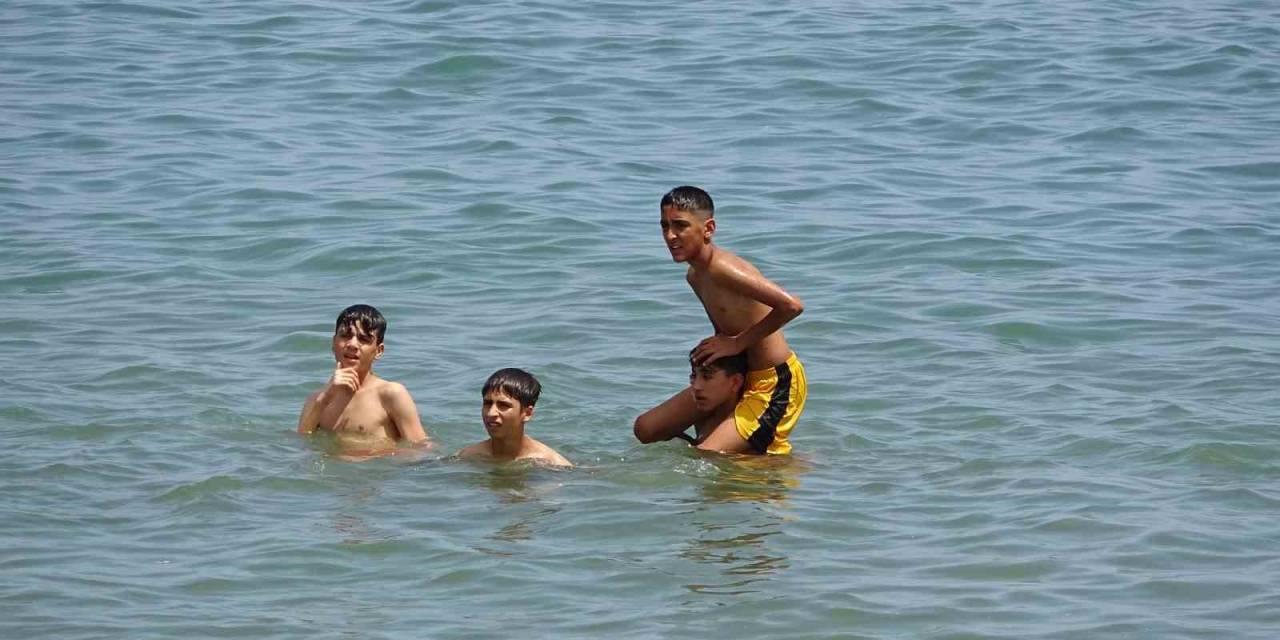 Adana’nın Sıcağından Bunalan Gençler Soluğu Mersin Sahillerinde Aldı