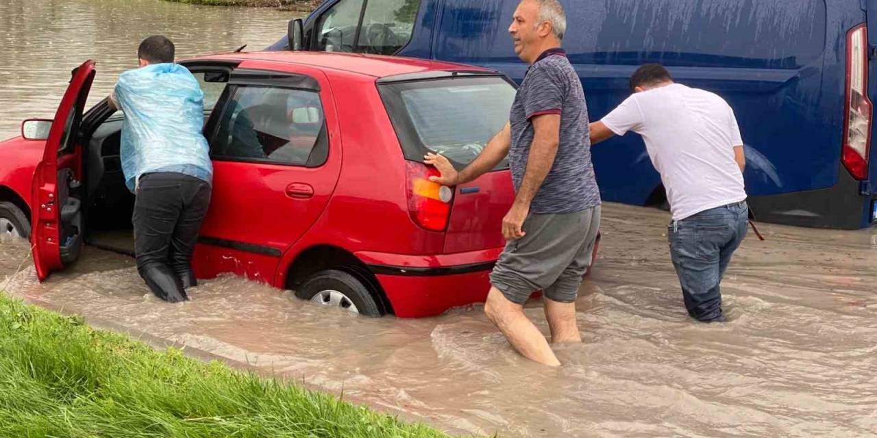 Başkent’te Sağanak Yağış Hayatı Olumsuz Etkiledi