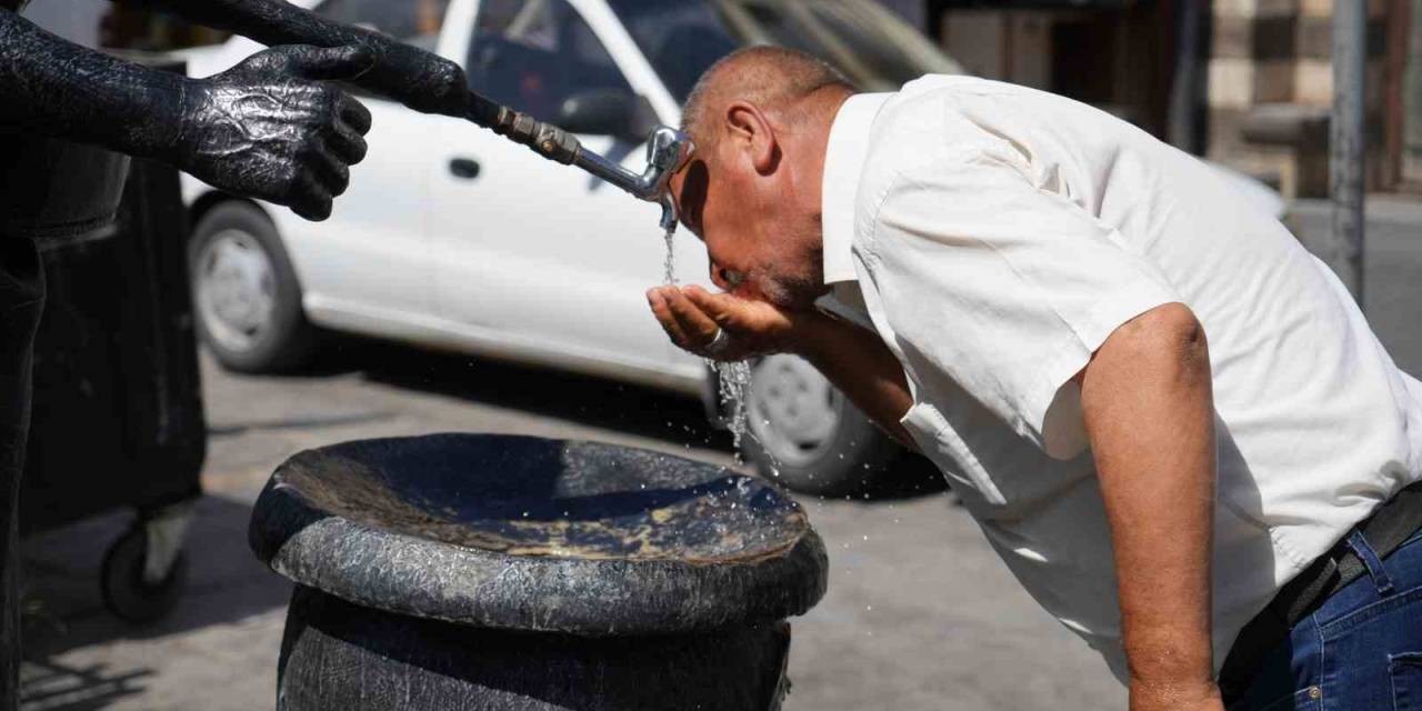 Gaziantep’te Vatandaşlar Serinlemek İçin Çeşme Sırası Bekledi