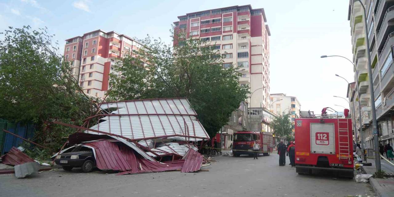 Muş’ta Fırtına Çatıları Uçurdu