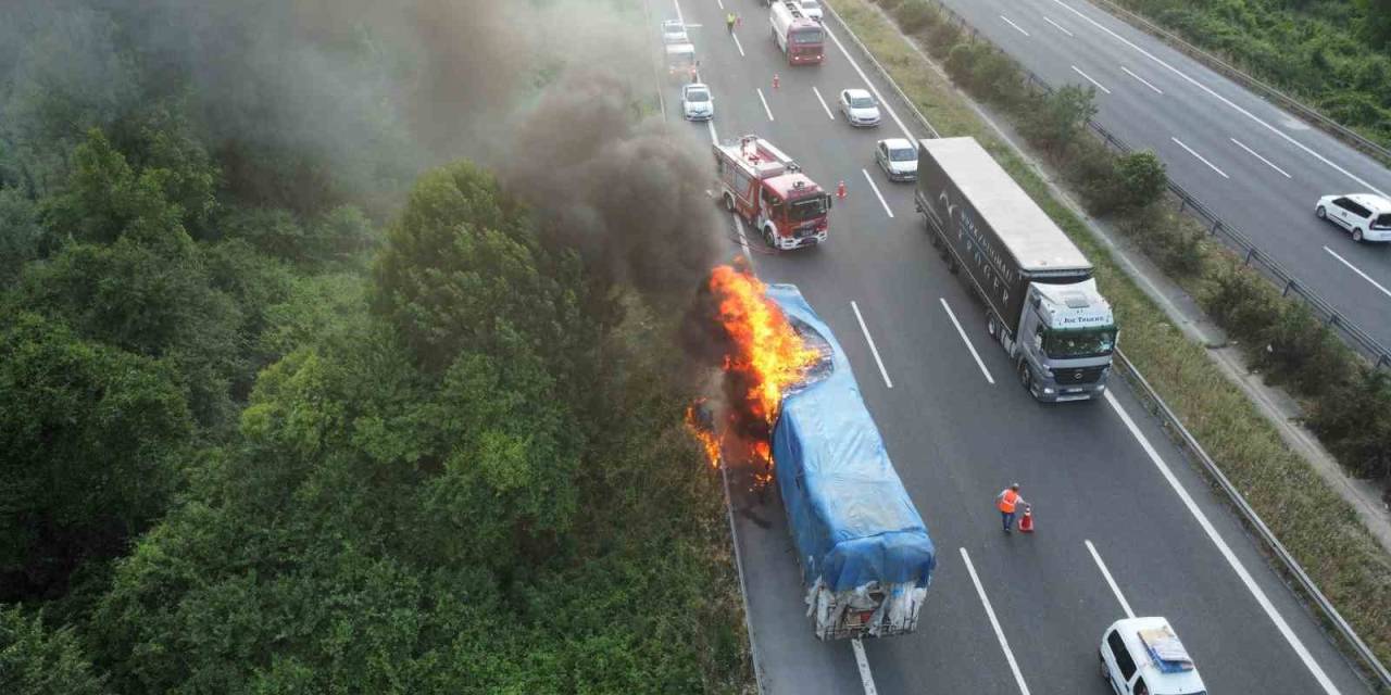 Geri Dönüşüm Yüklü Tır Alev Topuna Döndü