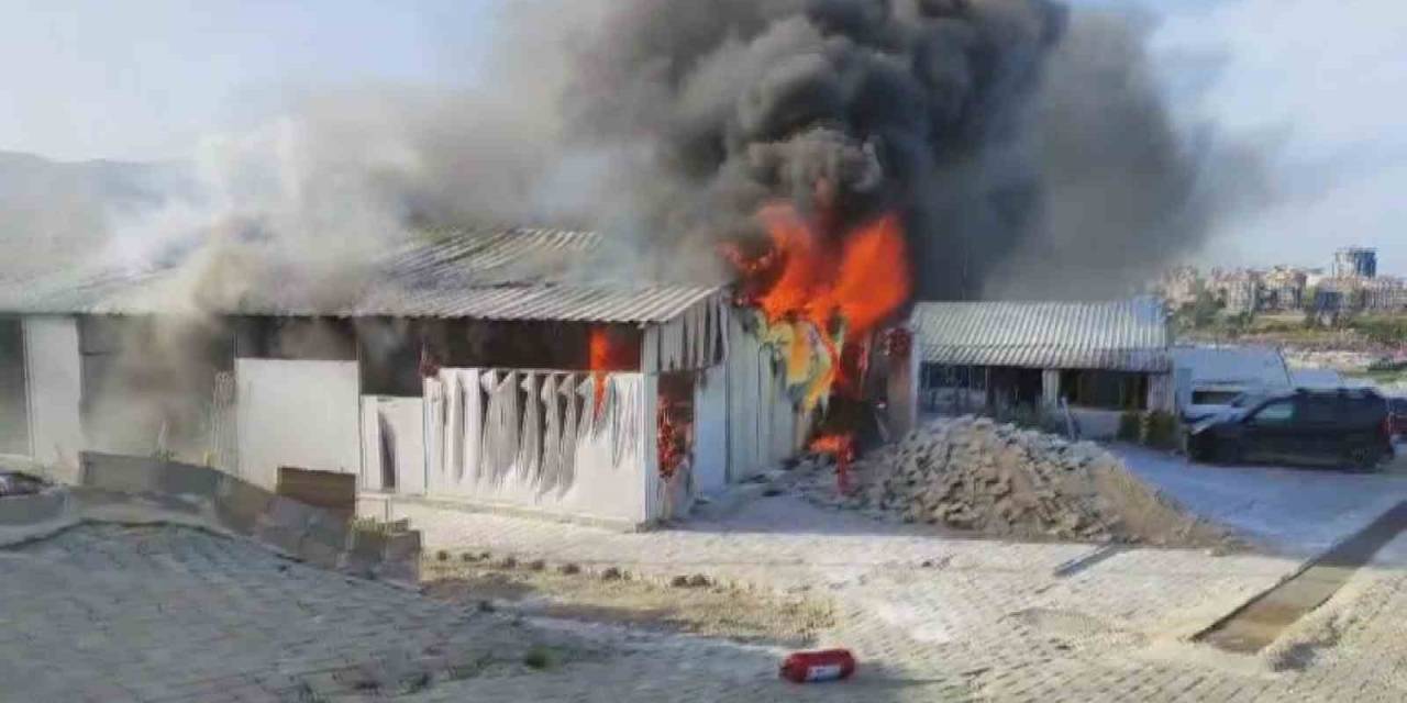 Hatay’da Korkutan Yangın: Prefabrik Evler Alevlere Teslim Oldu
