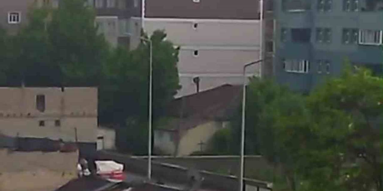 Ağrı’da Binanın Çatısı Alevlere Teslim Oldu