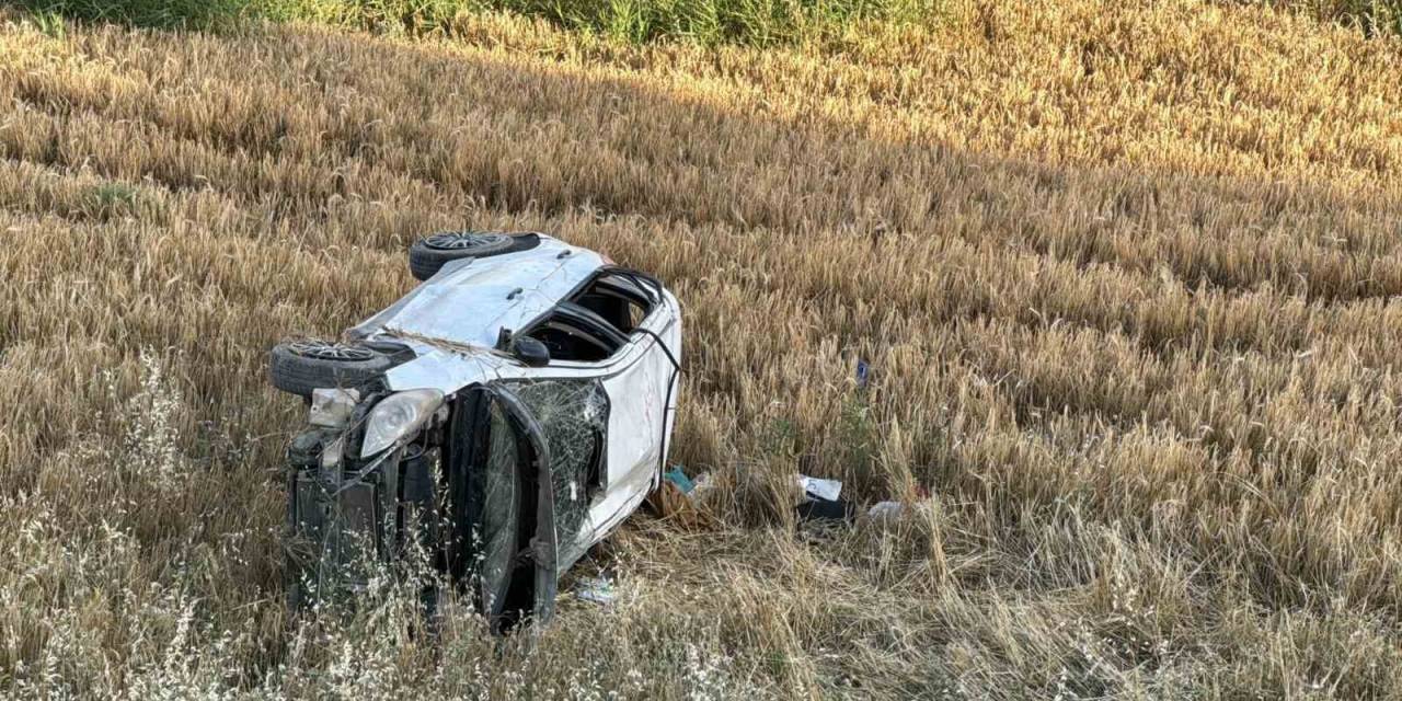 Otomobil Tarlaya Yuvarlandı: 5 Yaralı