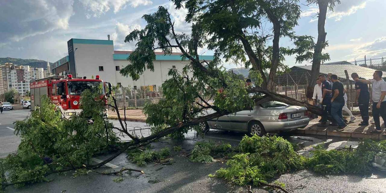 Kayseri’yi Sağanak, Dolu Ve Fırtına Vurdu