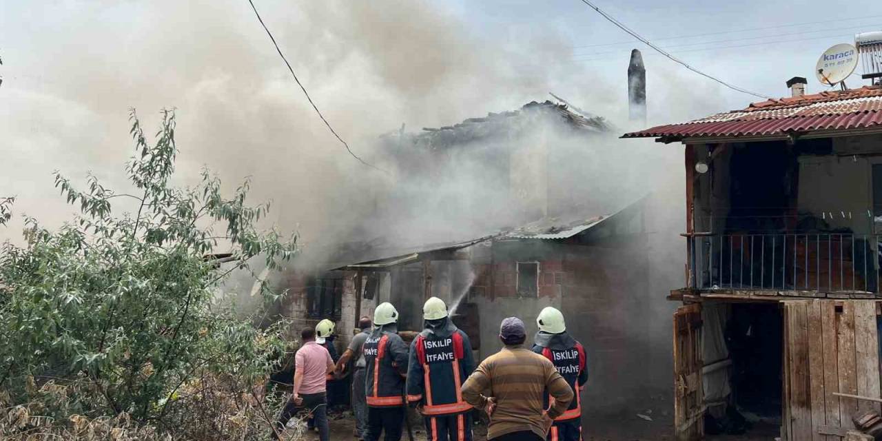 Alevlere Teslim Olan Ev Kullanılmaz Hale Geldi