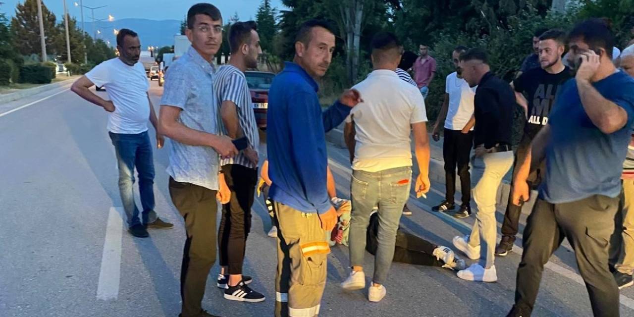 Gediz’de Motosiklet Otomobille Çarpıştı: 2 Yaralı