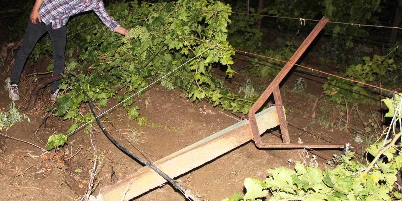 Fırtına Minarenin Külahını Uçurdu, Dolu Üzüm Bağlarını Vurdu